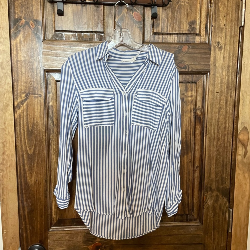 Blue Pepper like new button down top